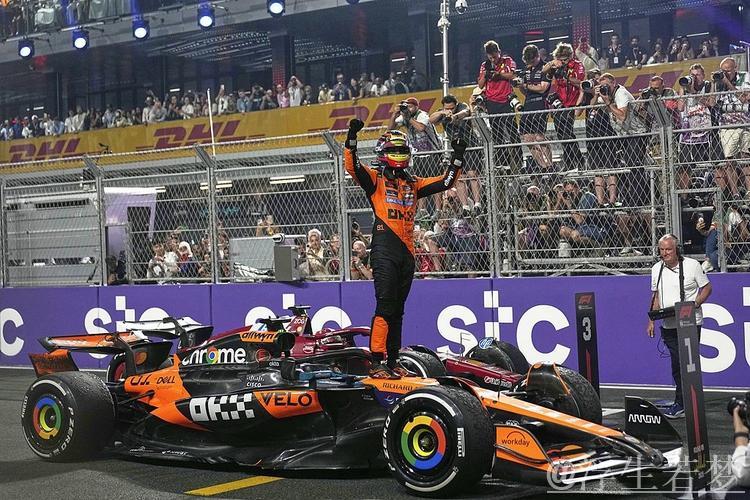 迈凯伦车队在F1迈阿密大奖赛中包揽冠亚军,皮亚斯特里实现赛季三连胜。 迈凯伦车队在F1迈阿密大奖赛中包揽冠亚军,皮亚斯特里实现赛季三连胜。